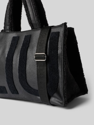 Produktfoto, Tote Bag mit Logo-Detail Modell 'Montone' von Liu Jo White, schwarze Lederoptik, Teddyfellbesatz, sichtbares Logo, matte Struktur