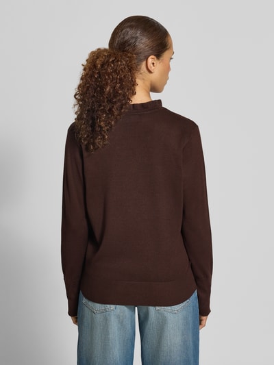 Frauenmodel trägt Relaxed Fit Pullover mit Alpaka-Anteil Modell 'Dido' von FREE/QUENT, braun, semitransparent, Ganzkörperansicht Rückansicht.