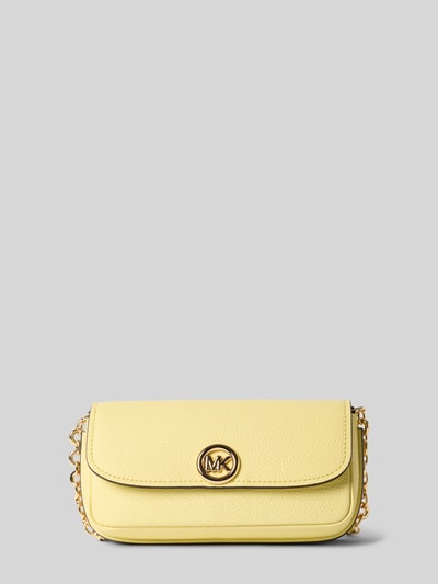 Produktfoto, Umhängetasche mit Label-Detail Modell 'NOLITA' von MICHAEL Michael Kors, jasnożółty odcień, skórzana faktura, prostokątny kształt, złoty detal z logo, Szerokość w rozmiarze 1: 21 cm, długość: 11 cm, głębokość: 7 cm, długość paska: 110 cm, zamknięcie na zatrzask, regulowany pasek.