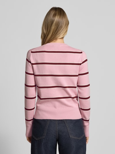 Modelka nosi Regular Fit Strickjacke aus reiner Baumwolle von Tommy Hilfiger, efekt: wzór w paski, krój regular fit, wyhaftowane logo, okrągły dekolt, długi rękaw, zakończenia prążkowane, drobny splot, bawełna; widok całej sylwetki z tyłu.