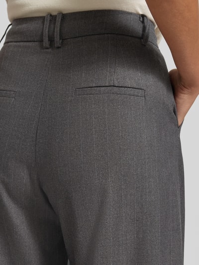 Kobiece model nosi spodnie z szerokimi nogawkami Wide Leg Hose mit Bundfalten Modell 'JAYCE' od SUNCOO PARIS, mieszanka materiałów z dodatkiem lnu, kieszenie z tyłu, szara tkanina z delikatnym wzorem, detailaufnahme pleców