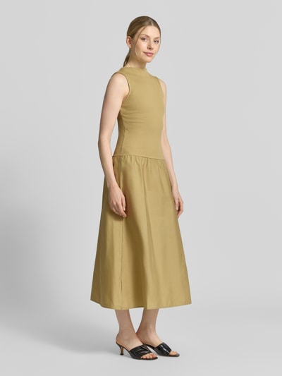 Frauenmodel trägt Damen Midikleid mit U-Boot-Ausschnitt Modell 'VALVIN' von Mango, Baumwoll-Mix mit Stretch-Anteil, taillierter Schnitt, beige, Ganzkörperansicht von vorne.