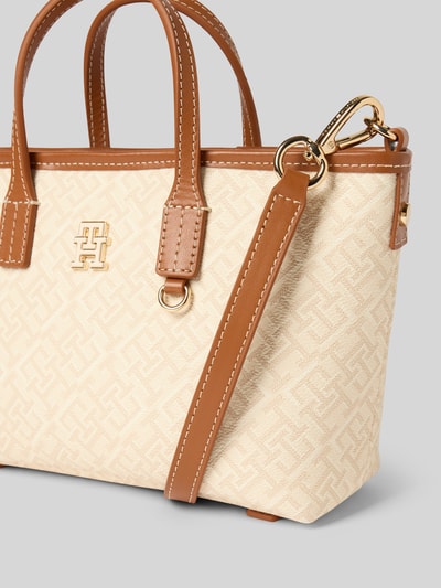 Produktfoto, Henkeltasche mit Logo-Applikation Modell 'MONOPLAY' von Tommy Hilfiger in Optik: Unifarben mit Allover-Muster, Reißverschluss, Hauptfach, Tragehenkel, abnehmbarem Schulterriemen, Materialverarbeitung: Kunstleder, beige und braune Farbkombination, strukturierte Oberfläche
