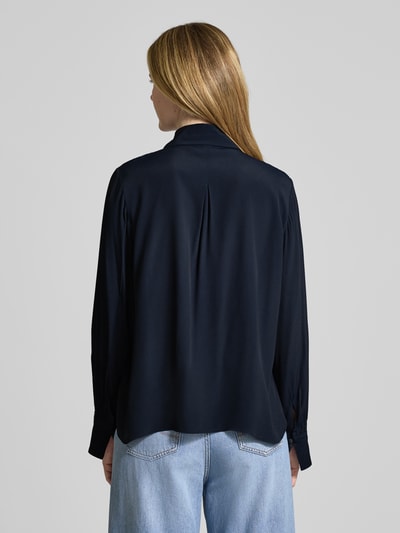 Frauenmodel trägt Schluppenbluse mit Schlüsselloch-Ausschnitt von LUISA CERANO im Regular-Fit Material-Mix mit Tussahseide, Ganzkörperansicht Rückansicht.