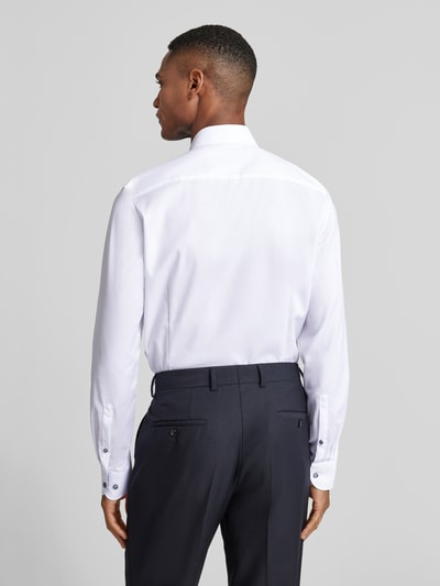 Männermodel trägt Regular Fit Businesshemd aus Baumwolle-Mix mit Kentkragen von OLYMP Level Five, weiße Farbe, Ganzkörperansicht Rückansicht.