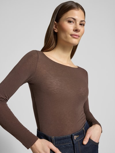 Frauenmodel trägt Longsleeve aus Viskose-Mix mit Kaschmir-Anteil von ZABAIONE in Braun, körpernah geschnitten, U-Boot-Ausschnitt, semitransparent, Nahaufnahme Oberkörper.