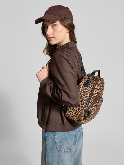 Frauenmodel trägt Rucksack mit Allover-Animal-Print von Liu Jo White, braune Töne, schmale Schulterriemen, Logo, Ganzkörperansicht Rückansicht.