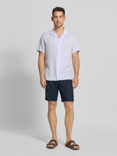 Männermodel trägt Bermudas aus reinem Leinen von JAKE*S STUDIO MEN, dunkelblau, lockere Passform, Ganzkörperansicht von vorne.