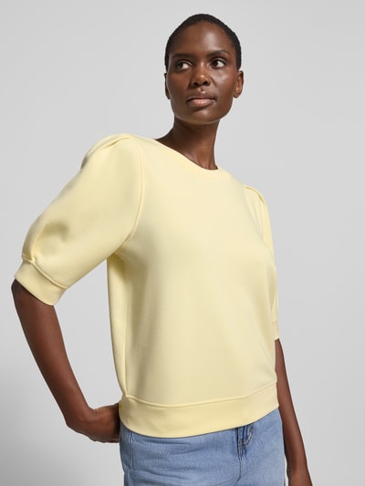 Vrouwenmodel draagt Regular Fit Sweatshirt aus Modal-Mix van s.Oliver RED LABEL, look: effen, regular fit, plooidetails, o-neck, pofmouwen, scuba, modalmix, lichte pastelgele kleur, zachte textuur, glad oppervlak. Ganzkörperansicht van voren.