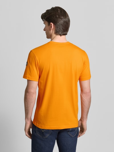Männermodel trägt Regular Fit T-Shirt aus Baumwolle von Colmar Originals in Orange, kurzärmlig, reine Baumwolle, Rückansicht Ganzkörperansicht.