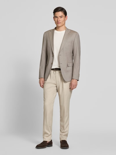 Männermodel trägt Slim Fit 2-Knopf-Sakko mit Pattentaschen von JOOP! Collection, beige, Woll-Mix mit Lyocell, Ganzkörperansicht von vorne.