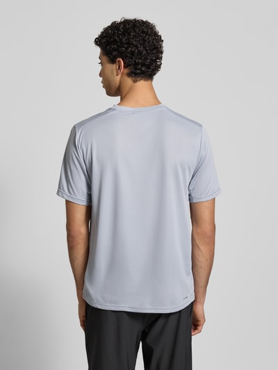 Męski t-shirt Regular Fit T-Shirt mit Logo-Print von adidas Training, fakturowany wzór, krój regular fit, okrągły dekolt, długość tyłu 70 cm, całkowity widok z tyłu