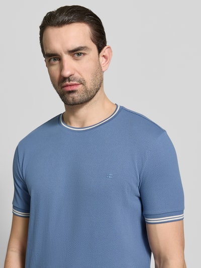 Männermodel trägt T-Shirt mit Strukturmuster und Rundhalsausschnitt von Christian Berg Men, Regular-Fit, Baumwoll-Elasthan-Mix, Nahaufnahme Oberkörper.