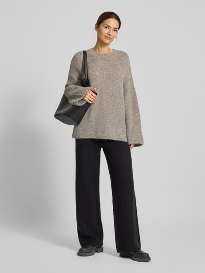 Frauenmodel trägt Wide Fit Strickhose mit elastischem Bund von Jake*s Casual in Schwarz, Material-Mix mit Stretch, Ganzkörperansicht von vorne