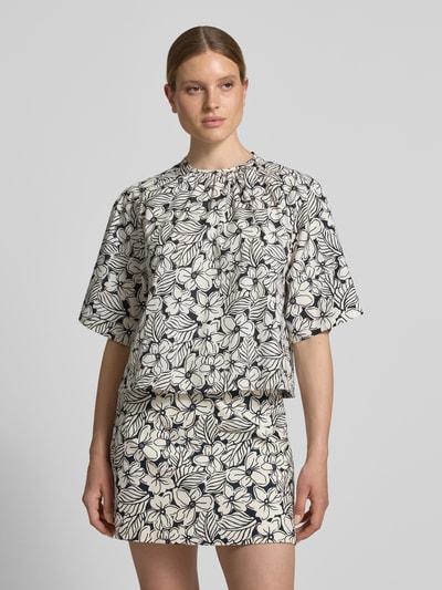 Frauenmodel trägt Loose Fit Bluse aus reiner Baumwolle von Weekend Max Mara mit Allover-Muster, feiner Webstruktur, hochgeschlossen, Ganzkörperansicht von vorne.