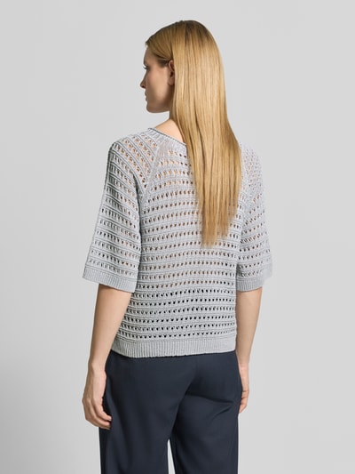 Vrouwenmodel draagt Strickpullover mit 1/2-Arm van Marc Cain in lichtgrijs, puur katoen, relaxed fit, ronde hals, ruglengte 54 cm, mouwlengte 32 cm, detailopname rugaanzicht.