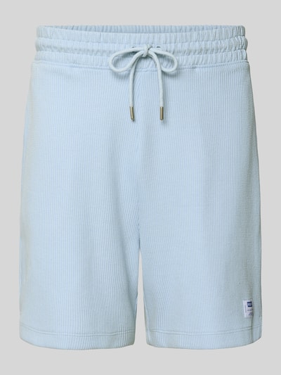 Produktfoto, Regular Fit Sweatshorts aus Baumwoll-Mix Modell 'NUWAFFLO' von HUGO, jasnoniebieskie, faktura prążkowana, elastyczny ściągacz, tunel na sznurek, boczne kieszenie, naszywka z logo, tylna kieszeń
