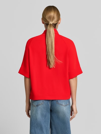 Vrouwenmodel draagt felrode blouse met korte mouwen, sjaalkraag, rechte snit, model 'KASSIE' van Essentiel Antwerp, dames, totaalbeeld rugaanzicht