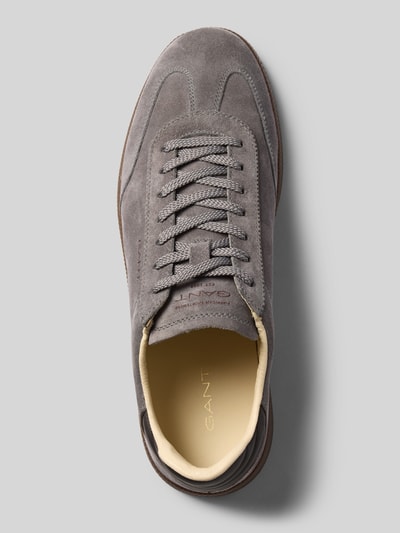 Produktfoto, grauer Sneaker aus echtem Rindsleder Modell 'Cuzmo' von GANT, glatte und samtige Texturen, Herren Sneaker von GANT