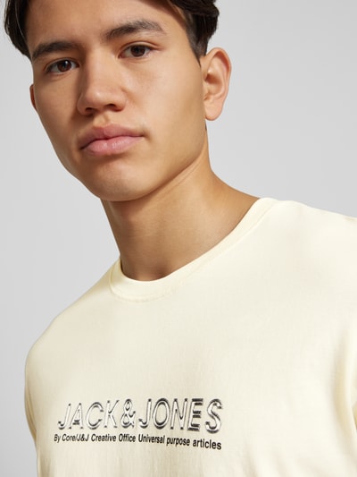 Jack & Jones T-shirt z nadrukiem z logo model ‘CODYNAMIC’ Złamany biały 3