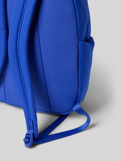 Produktfoto, Rucksack mit Tragehenkel von adidas Sportswear mit gepolsterten Schulterriemen, Nebenfach, Reißverschluss, Detailaufnahme