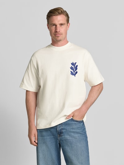 Männermodel trägt T-Shirt mit rückseitigem Motiv-Print von Jake*s, bawełna, krój regular fit, haft, okrągły dekolt, Ganzkörperansicht von vorne