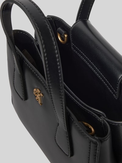 Produktfoto, Handtasche mit Label-Applikation von CK Calvin Klein, czarna, gładka faktura, główna przegroda z zapięciem na magnes, uchwyt, odpinany pasek na ramię, aplikacja z metką, szerokość w rozmiarze 1: 18 cm, długość w rozmiarze 1: 14 cm, głębokość w rozmiarze 1: 9 cm, długość paska na ramię w rozmiarze 1: 108 cm