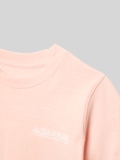 Produktfoto, Kinder T-Shirt mit Statement-Print Modell 'CASSIS' von Jack & Jones aus Reiner Baumwolle in Regular-Fit mit Rundhalsausschnitt, Label-Detail, Rückenlänge bei Größe 140: 50 cm, zarte rosa Farbe, sichtbare feine Stoffstruktur.