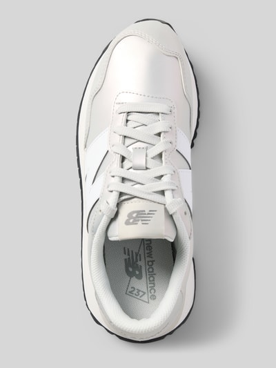 Productfoto, Sneaker met vetersluiting model '237' van New Balance, leer-textielmix, afgeronde neus, witte tinten, context: dames sneaker, hakhoogte 3 cm, schachthoogte 7 cm, schachtwijdte 8 cm