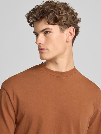 Männermodel trägt Herren T-Shirt mit Rundhalsausschnitt Modell 'Gomes' von Redefined Rebel aus reiner Baumwolle in Regular-Fit, Nahaufnahme Oberkörper.