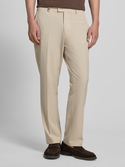 Männermodel trägt Hose mit Gesäßtaschen von CG - Club of Gents, Beige, Slim-Fit, Material-Mix mit Baumwoll-Anteil, Ganzkörperansicht von vorne.