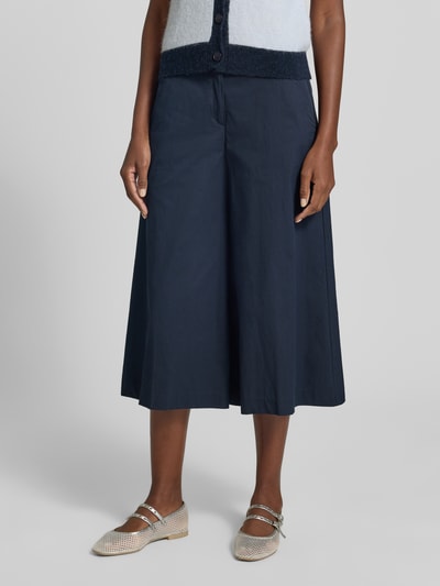 Frauenmodel trägt Regular Fit Culotte aus Baumwoll-Mix Modell 'MELLI' von Brax, Optik: Unifarben, Popeline, Dunkelblau, Ganzkörperansicht von vorne.