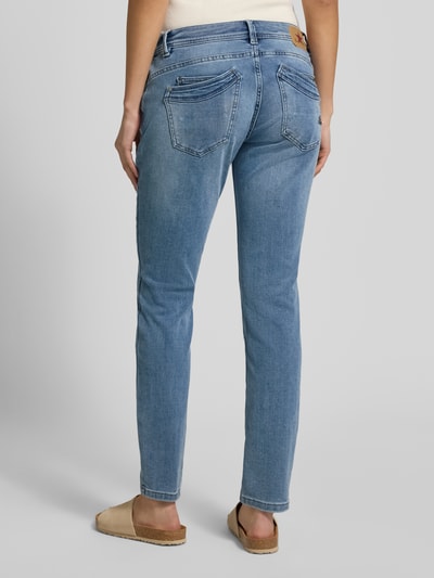 Frauenmodel trägt Cropped Jeans mit Knopfleiste Modell 'Malibu' von Buena Vista aus Baumwoll-Viskose-Mix mit Eingrifftaschen, hellblauer Jeans-Look, Ganzkörperansicht Rückansicht.