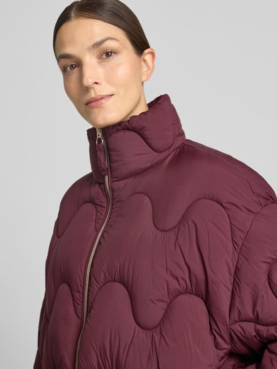 Frauenmodel trägt Loose Fit Steppjacke mit Stehkragen von Jake*s Casual in Unifarbe, strukturierte Oberfläche, Nahaufnahme Oberkörper.
