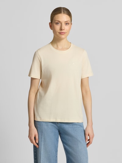 Frauenmodel trägt Regular Fit T-Shirt aus reiner Baumwolle von s.Oliver RED LABEL, Optik: Unifarben, Stickerei, Rundhals, Kurzarm, Material: Reine Baumwolle, Ganzkörperansicht von vorne.