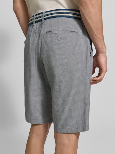 Männermodel trägt Bermudas mit französischen Eingrifftaschen und Gürtel von Christian Berg Men, Baumwoll-Mix mit Stretch-Anteil, Straight Fit, Grauton, feine Struktur, Gesäßleistentaschen, Ganzkörperansicht Rückansicht.