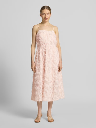 Frauenmodel trägt Midikleid mit Fransen Modell 'MYLINE' von Selected Femme, Optik: Unifarben, Passform: Regular-Fit, Länge: Midi, Ausschnitt: Karree, Fransen-Applikation, Trägerform: verstellbare Spaghettiträger, Ganzkörperansicht von vorne.