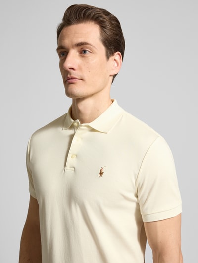 Männermodel trägt Regular Fit Poloshirt aus reiner Baumwolle von Polo Ralph Lauren in Unifarben, Logo-Stitching, Nahaufnahme Oberkörper.