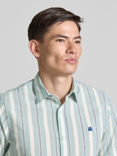 Männermodel trägt Slim Fit Freizeithemd mit Logo-Stitching von Lerros, Reine Baumwolle, Kentkragen, gestreift, Nahaufnahme Oberkörper.
