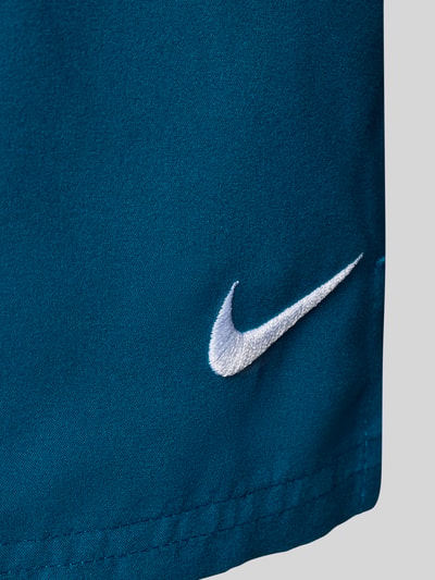 Produktfoto, Badeshorts mit Logo-Stitching und Eingrifftaschen von Nike in Blau, glatte Textur, Herren, Relaxed-Fit, elastischer Bund