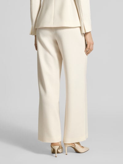 Vrouwenmodel draagt stoffen broek met achterzakken van Jake*s Collection, materiaalmix met viscose, recht model, ganzekopsaanzicht achterkant.