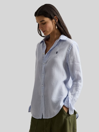 Kobiece model nosi Bluzka koszulowa z czystego lnu od Polo Ralph Lauren, luźny krój, kołnierzyk koszulowy, listwa guzikowa, wyhaftowane logo, długość tyłu w rozmiarze S: 70 cm, długość rękawów w rozmiarze S: 58 cm, jasnoniebieski kolor, gładka faktura, widok całej sylwetki z przodu.