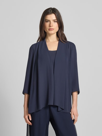 Modelka kobieca ma na sobie Relaxed Fit Jacke in semitransparentem Design od Vera Mont, półprzezroczysty granatowy materiał, otwarty fason, 3/4 rękawy, długość tylna w rozmiarze 36: 73 cm, krój relaxed fit, widok całej sylwetki od przodu.