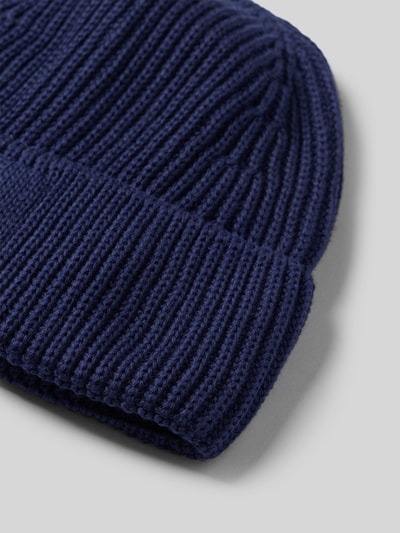 Produktfoto, dunkelblaue, fein gerippte Struktur, weiches Baumwollmaterial, Mütze aus reiner Baumwolle Modell 'ICONIC Å NILDAAO' von ARMEDANGELS, Damen Mütze