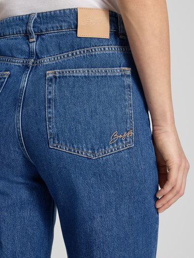 Frauenmodel trägt Regular Fit Wide Leg Jeans aus reiner Baumwolle Modell 'THE MARLENE' von BOSS Orange, Label-Patch, Denimstruktur, Nahaufnahme Rückansicht.
