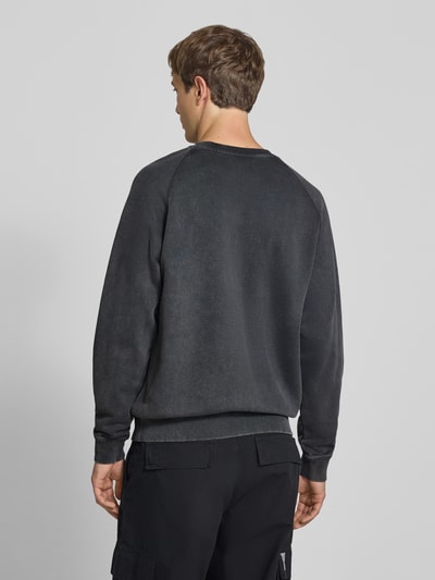 Männermodel trägt Regular Fit Sweatshirt aus reiner Baumwolle Modell 'Plush' von Replay in Dunkelgrau, Ganzkörperansicht Rückansicht. Herren Sweatshirt mit Rundhalsausschnitt, elastischen Abschlüssen, Rückenlänge 66 cm, Ärmellänge 63 cm.