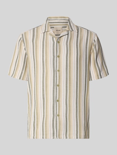 Produktfoto, Regular Fit Freizeithemd aus Baumwoll-Mix Modell 'TREV LIFE' von Only & Sons, Optik:Allover-Muster, Struktur, gestreift in Beige, Weiß und Olive mit durchgehender Knopfleiste und Kurzarm, Rückenpasse, Rumpfabschluss mit Seitenschlitzen.