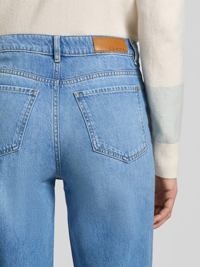 Vrouwenmodel draagt Wide Leg Jeans im Used-Look van comma in lichtblauwe kleur, mix van katoen en lyocell, detailopname rugaanzicht.