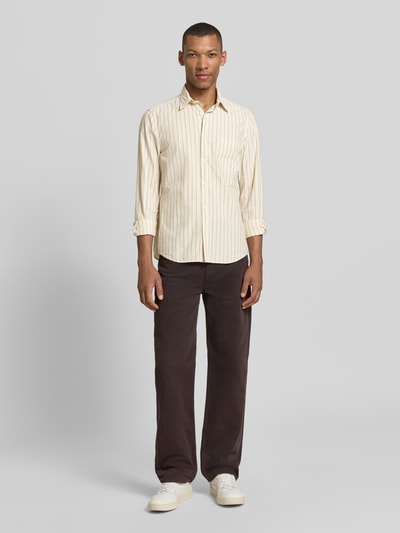 Männermodel trägt Shaped Fit Freizeithemd aus Baumwoll-Mix von Marc O'Polo, mehrfarbig gestreift, Kentkragen, Ganzkörperansicht von vorne.