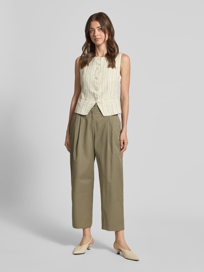 Frauenmodel trägt Barrel Fit Hose mit Eingrifftaschen Modell 'LISAN' von Raffaello Rossi aus Baumwoll-Elasthan-Mix in Khaki, Damen Hose, Ganzkörperansicht von vorne.